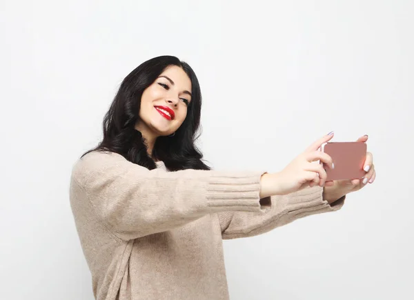 Mode curvy fille brune prenant des photos fait autoportrait sur smartphone — Photo