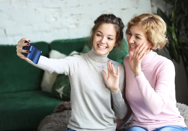 Τρόπος ζωής, την τεχνολογία και τους ανθρώπους έννοια: ώριμη μητέρα και την κόρη της κάνοντας μια selfie χρησιμοποιώντας το έξυπνο τηλέφωνο — Φωτογραφία Αρχείου