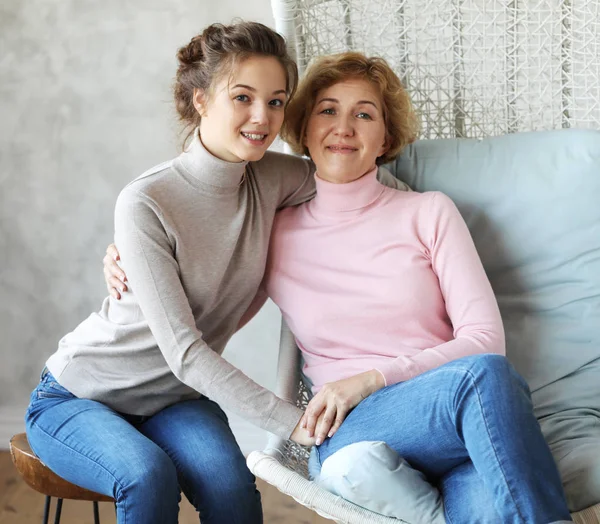 Lifestyle, family and people concept: Happy young woman and her mother at home — Stock Photo, Image