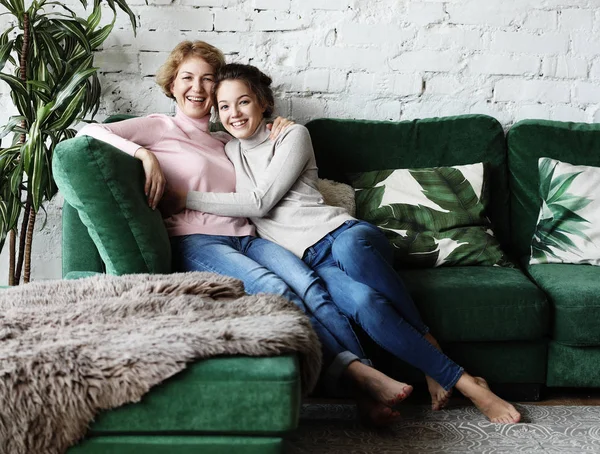 Lebensstil, Familien- und Personenkonzept: Glückliche junge Frau und ihre Mutter zu Hause — Stockfoto