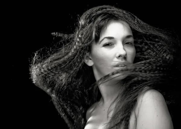 Kıvırcık saçlı güzel bir kadının portresi. — Stok fotoğraf