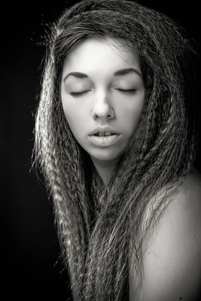 Csinos fiatal, göndör hajú nő portréja — Stock Fotó