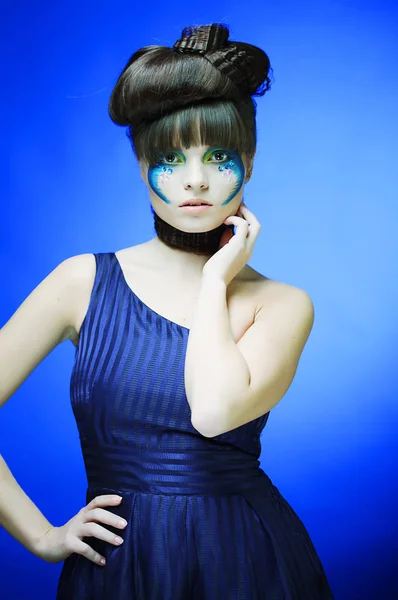 Bruneta s kreativní make-up v modrých šatech — Stock fotografie
