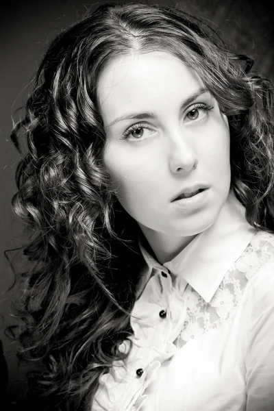 Retrato de una joven bonita con el pelo rizado . — Foto de Stock