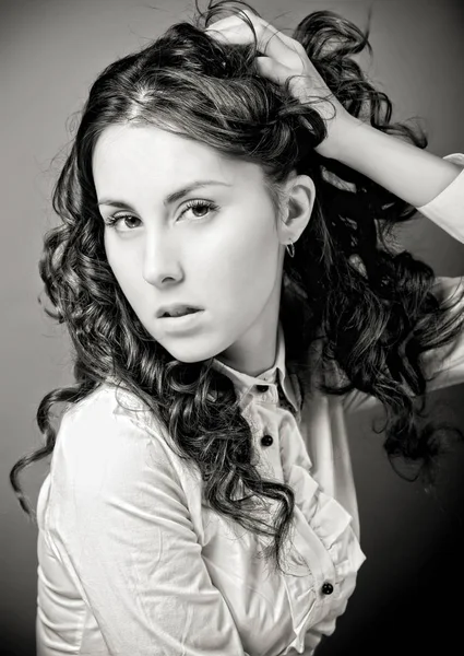 Csinos fiatal, göndör hajú nő portréja. — Stock Fotó