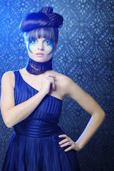 Morena con maquillaje creativo en vestido azul — Foto de Stock