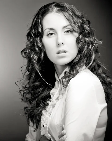 Portret pięknej młodej kobiety z kręconymi włosami. — Zdjęcie stockowe