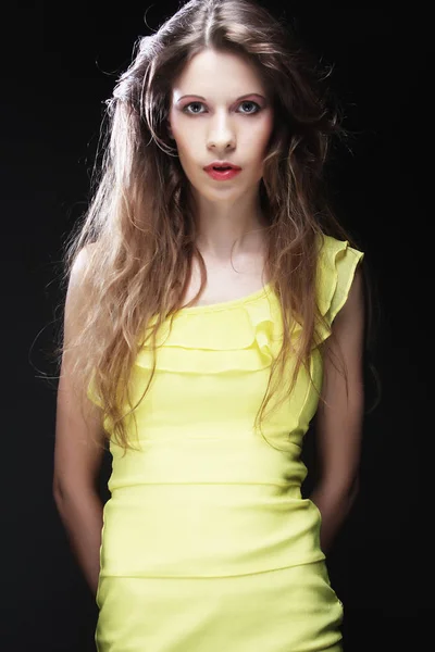 Mujer en vestido amarillo — Foto de Stock