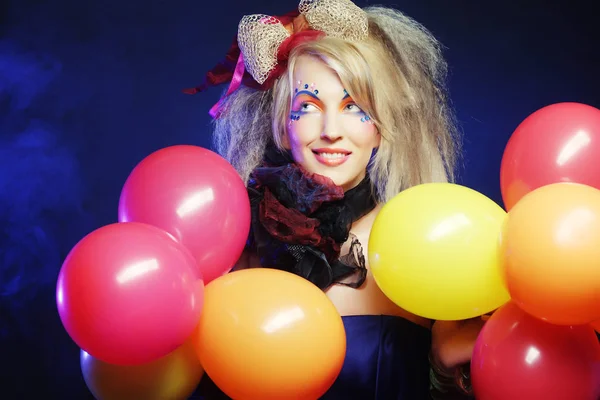 Mode schot van vrouw in pop stijl met ballonnen. — Stockfoto