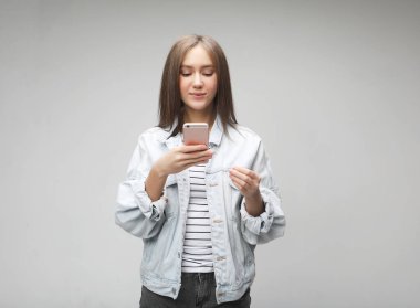  mutlu heyecanlı kadın metin mesajı almak için memnun, cep telefonu bakıyor