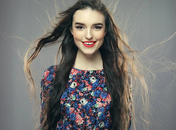 Концепция моды и людей: красивая счастливая женщина с длинными волнистыми волосами — стоковое фото