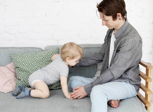 Stile di vita, famiglia e concetto di persone - Buon giovane padre con suo figlio di un anno che gioca a casa — Foto Stock