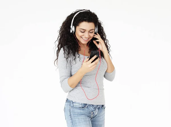Τρόπος ζωής, την τεχνολογία και τους ανθρώπους έννοια: όμορφη νεαρή γυναίκα ακούγοντας μουσική στα ακουστικά με smartphone — Φωτογραφία Αρχείου
