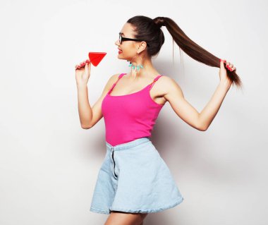 Beyaz arka planda elinde Lollipop ile çekici genç kadın