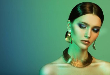 güzel moda model renk ışık giyen şık mücevher