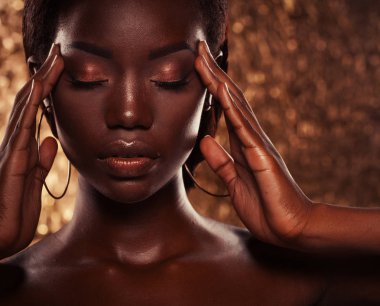 Moda studio bir olağanüstü güzel Afro-Amerikan model altın arka plan üzerinde kapalı gözlerle portresi