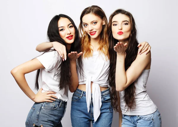 El estilo de vida, la moda y el concepto de la gente - grupo de tres amigas que usan casual —  Fotos de Stock