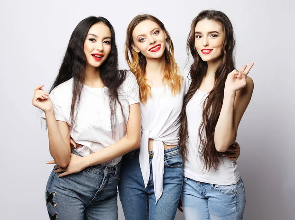 Livsstil, mode och människor koncept-grupp av tre flickor vänner bär casual — Stockfoto