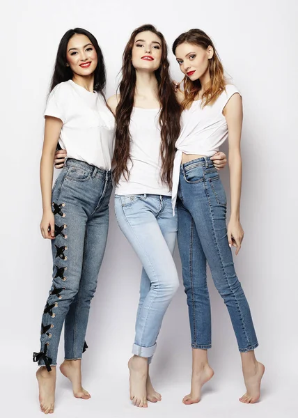 Lifestyle, mode en People concept-groep van drie meisjes vrienden dragen casual — Stockfoto