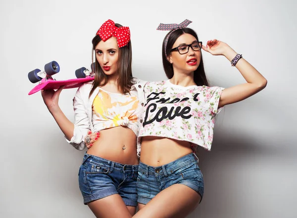Hermosas chicas hipster divertidas, adolescentes, mejores amigos, en las manos de Long board —  Fotos de Stock