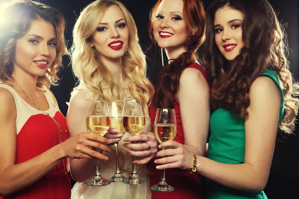 Група дівчат-вечірок, що кмітливі флейти з ігристим вином — стокове фото