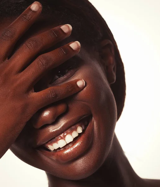 Estilo de vida e conceito de pessoas: jovem mulher africana rindo com os olhos fechados — Fotografia de Stock