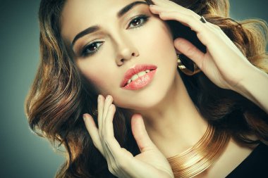 Kıvırcık saç modeli ile güzel model, portre yakın. Güzellik konsepti.