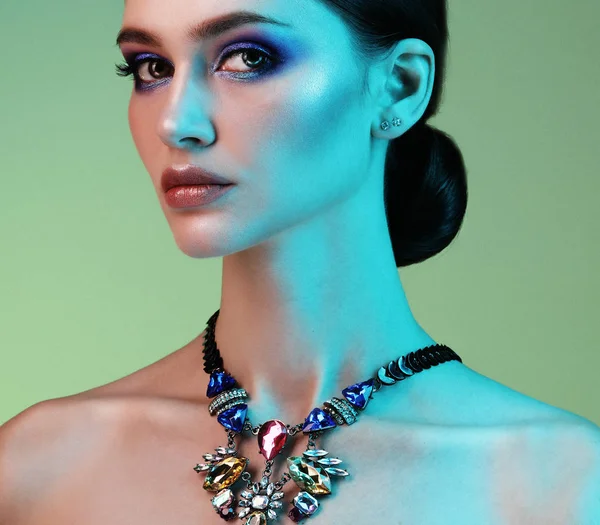 美しいファッションモデル色光でエレガントな宝石を身に着けています。 — ストック写真