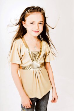 mutlu kız beyaz arka plan üzerinde