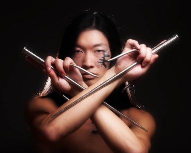 Asyalı çocuk silah ile