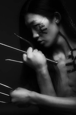 Asyalı çocuk silah ile