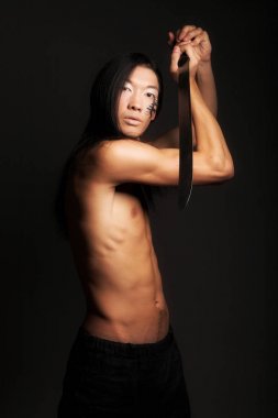 katana ile Asya adam