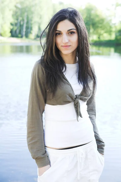 Chica encantadora al lado de un lago —  Fotos de Stock