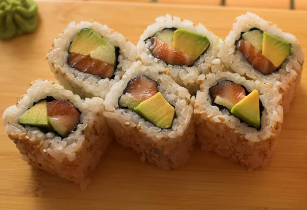 Rotoli con gamberetti, granchio e avocado — Foto Stock