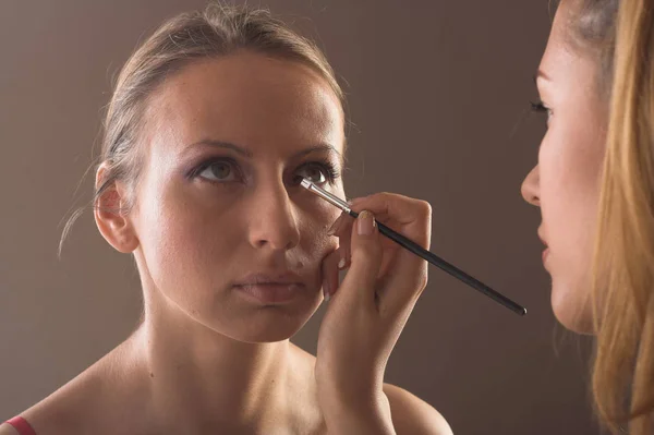 Maquillaje artista en el trabajo — Foto de Stock