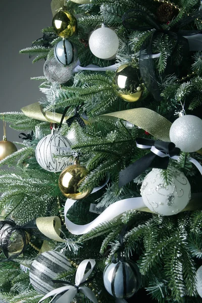 Kerstboom. Zilveren en gouden ballen. — Stockfoto