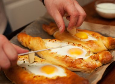 Yemek sırasında adjar Khachapuri