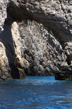 Yunanistan 'ın Zakynthos adasındaki mavi mağaralar