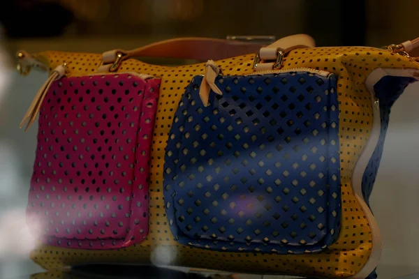 Close-up photo of a handbag exposed in a shop-window — Stock Photo, Image