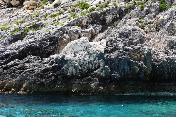 Yunanistan 'ın Zakynthos adasındaki mavi mağaralar