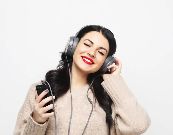 Giovane donna bruna curvy in cuffia ascoltare musica — Foto Stock
