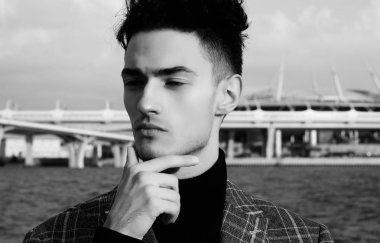 yakın çekim yakışıklı moda adam portre açık