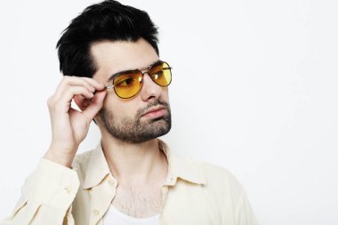 Güneş gözlüğü ile akıllı rahat giyim Yakışıklı genç adam