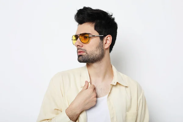 Snygg ung man i Smart Casual Wear med solglasögon — Stockfoto