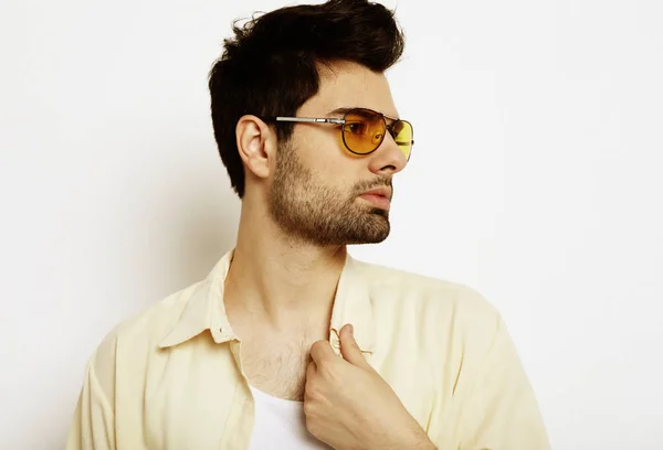 Snygg ung man i Smart Casual Wear med solglasögon — Stockfoto