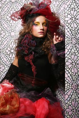 Sanatsal makyajlı güzel bir kadın.. 