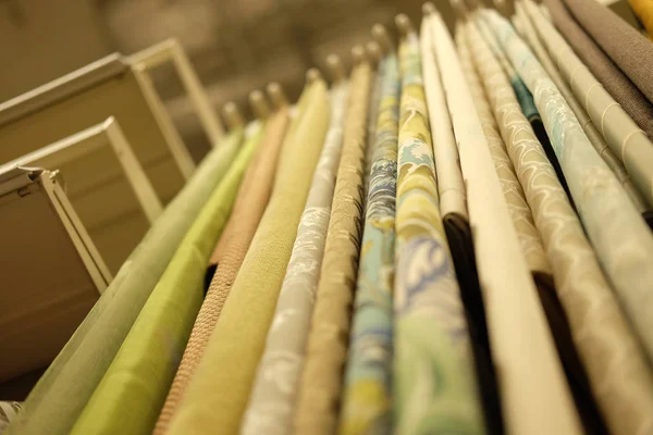 Rolls kain dan tekstil di toko — Stok Foto