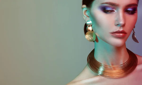 Πορτραίτο της όμορφης σέξι κορίτσι φορώντας κοσμήματα με μοντέρνο χρώμα σε πολύχρωμο ζωντανό φόντο — Φωτογραφία Αρχείου