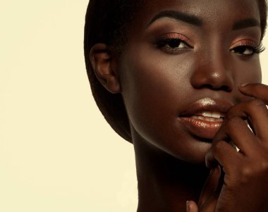 Çekici Afro-Amerikan kadın portresi 
