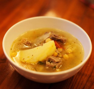 Beyaz tabakta Rus çorbası